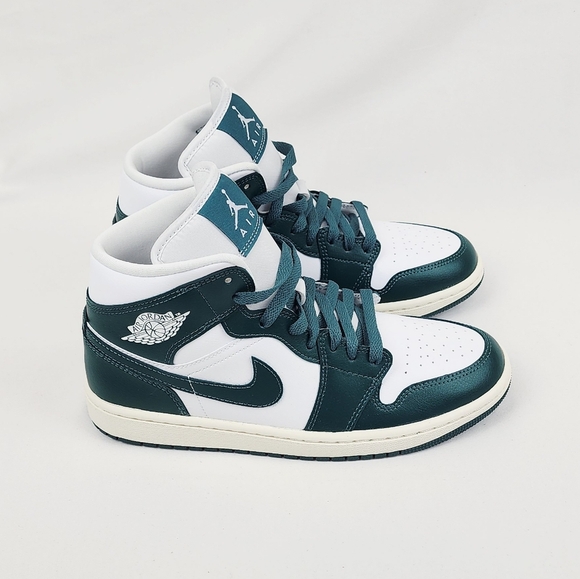 Air Jordan 1 Mid Green and White Sneakers 🔥FIRM PRICE 🔥 - Picture 4 of 14